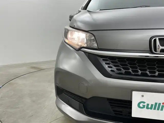 ホンダ フリード G ホンダセンシング 岡山県 2020(令2)年 5.6万km スーパープラチナグレーメタリック 純正9インチメモリナビ/　「フルセグ/BT/CD/DVD/USB」/フリップダウンモニター（HDMI接続有り）/ワイパーデアイサー/バックカメラ/追従型クルーズコントロール/ビルトインETC/前席シートヒーター/衝突軽減ブレーキシステム/車線逸脱防止システム/横滑り防止装置/純正１５インチアルミ/純正フロアマット/ヘッドライトレベライザー/ハロゲンヘッドライト（AUTO機能付き）/ステアリングスイッチ/プッシュスタート/スマートキー×1