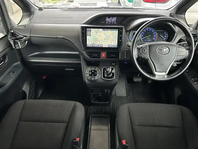 トヨタ ヴォクシー ハイブリッド V 茨城県 2016(平28)年 7.2万km ブラック 10型純正ナビ（AM/FM/TV/Bluetooth/HDMI)/フリップダウンモニター/トヨタセーフティセンスC（衝突回避支援パッケージ）/・プリクラッシュセーフティシステム/・レーンディパーチャーアラート/・オートマチックハイビーム/先行車発進告知機能/前後ドライブレコーダー/シートヒーター/ビルトインETC/クルーズコントロール/LEDヘッドライト/両側パワースライドドア/オートマチックハイビーム/オートライト/純正フロアマット/衝突被害軽減システム/レーンキープアシスト/スペアキー/保証書/取扱説明書