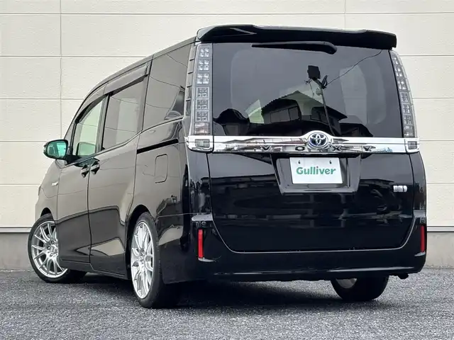 トヨタ ヴォクシー ハイブリッド V 茨城県 2016(平28)年 7.2万km ブラック 10型純正ナビ（AM/FM/TV/Bluetooth/HDMI)/フリップダウンモニター/トヨタセーフティセンスC（衝突回避支援パッケージ）/・プリクラッシュセーフティシステム/・レーンディパーチャーアラート/・オートマチックハイビーム/先行車発進告知機能/前後ドライブレコーダー/シートヒーター/ビルトインETC/クルーズコントロール/LEDヘッドライト/両側パワースライドドア/オートマチックハイビーム/オートライト/純正フロアマット/衝突被害軽減システム/レーンキープアシスト/スペアキー/保証書/取扱説明書