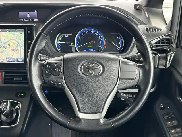 トヨタ ヴォクシー ハイブリッド V 茨城県 2016(平28)年 7.2万km ブラック 10型純正ナビ（AM/FM/TV/Bluetooth/HDMI)/フリップダウンモニター/トヨタセーフティセンスC（衝突回避支援パッケージ）/・プリクラッシュセーフティシステム/・レーンディパーチャーアラート/・オートマチックハイビーム/先行車発進告知機能/前後ドライブレコーダー/シートヒーター/ビルトインETC/クルーズコントロール/LEDヘッドライト/両側パワースライドドア/オートマチックハイビーム/オートライト/純正フロアマット/衝突被害軽減システム/レーンキープアシスト/スペアキー/保証書/取扱説明書