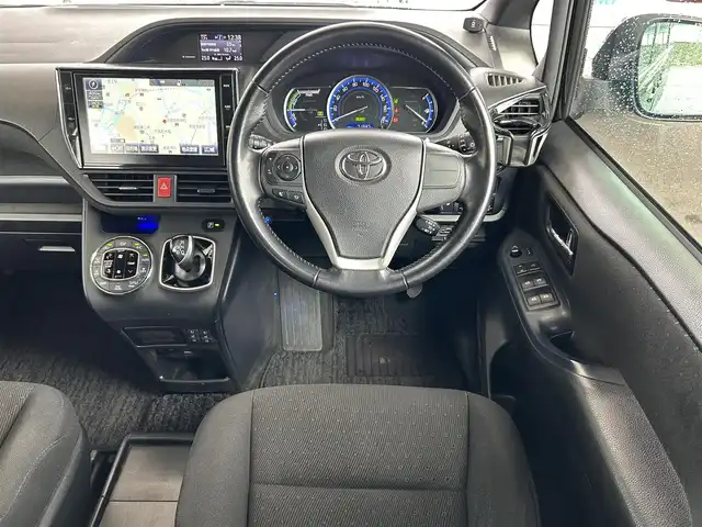 トヨタ ヴォクシー ハイブリッド V 茨城県 2016(平28)年 7.2万km ブラック 10型純正ナビ（AM/FM/TV/Bluetooth/HDMI)/フリップダウンモニター/トヨタセーフティセンスC（衝突回避支援パッケージ）/・プリクラッシュセーフティシステム/・レーンディパーチャーアラート/・オートマチックハイビーム/先行車発進告知機能/前後ドライブレコーダー/シートヒーター/ビルトインETC/クルーズコントロール/LEDヘッドライト/両側パワースライドドア/オートマチックハイビーム/オートライト/純正フロアマット/衝突被害軽減システム/レーンキープアシスト/スペアキー/保証書/取扱説明書