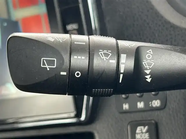 トヨタ ヴォクシー ハイブリッド V 茨城県 2016(平28)年 7.2万km ブラック 10型純正ナビ（AM/FM/TV/Bluetooth/HDMI)/フリップダウンモニター/トヨタセーフティセンスC（衝突回避支援パッケージ）/・プリクラッシュセーフティシステム/・レーンディパーチャーアラート/・オートマチックハイビーム/先行車発進告知機能/前後ドライブレコーダー/シートヒーター/ビルトインETC/クルーズコントロール/LEDヘッドライト/両側パワースライドドア/オートマチックハイビーム/オートライト/純正フロアマット/衝突被害軽減システム/レーンキープアシスト/スペアキー/保証書/取扱説明書