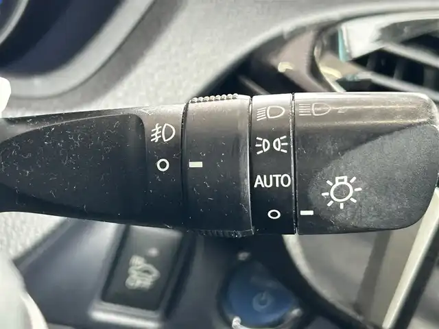 トヨタ ヴォクシー ハイブリッド V 茨城県 2016(平28)年 7.2万km ブラック 10型純正ナビ（AM/FM/TV/Bluetooth/HDMI)/フリップダウンモニター/トヨタセーフティセンスC（衝突回避支援パッケージ）/・プリクラッシュセーフティシステム/・レーンディパーチャーアラート/・オートマチックハイビーム/先行車発進告知機能/前後ドライブレコーダー/シートヒーター/ビルトインETC/クルーズコントロール/LEDヘッドライト/両側パワースライドドア/オートマチックハイビーム/オートライト/純正フロアマット/衝突被害軽減システム/レーンキープアシスト/スペアキー/保証書/取扱説明書