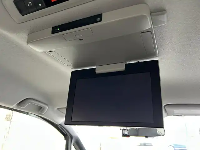 トヨタ ヴォクシー ハイブリッド V 茨城県 2016(平28)年 7.2万km ブラック 10型純正ナビ（AM/FM/TV/Bluetooth/HDMI)/フリップダウンモニター/トヨタセーフティセンスC（衝突回避支援パッケージ）/・プリクラッシュセーフティシステム/・レーンディパーチャーアラート/・オートマチックハイビーム/先行車発進告知機能/前後ドライブレコーダー/シートヒーター/ビルトインETC/クルーズコントロール/LEDヘッドライト/両側パワースライドドア/オートマチックハイビーム/オートライト/純正フロアマット/衝突被害軽減システム/レーンキープアシスト/スペアキー/保証書/取扱説明書