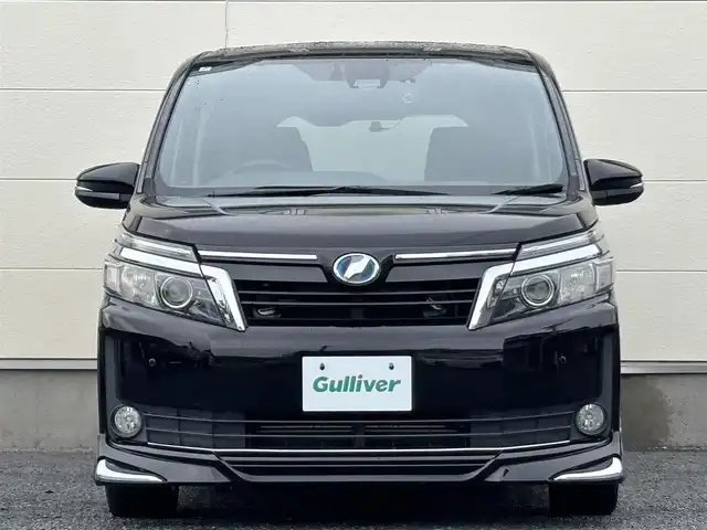 トヨタ ヴォクシー ハイブリッド V 茨城県 2016(平28)年 7.2万km ブラック 10型純正ナビ（AM/FM/TV/Bluetooth/HDMI)/フリップダウンモニター/トヨタセーフティセンスC（衝突回避支援パッケージ）/・プリクラッシュセーフティシステム/・レーンディパーチャーアラート/・オートマチックハイビーム/先行車発進告知機能/前後ドライブレコーダー/シートヒーター/ビルトインETC/クルーズコントロール/LEDヘッドライト/両側パワースライドドア/オートマチックハイビーム/オートライト/純正フロアマット/衝突被害軽減システム/レーンキープアシスト/スペアキー/保証書/取扱説明書