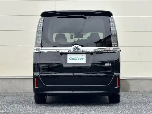 トヨタ ヴォクシー ハイブリッド V 茨城県 2016(平28)年 7.2万km ブラック 10型純正ナビ（AM/FM/TV/Bluetooth/HDMI)/フリップダウンモニター/トヨタセーフティセンスC（衝突回避支援パッケージ）/・プリクラッシュセーフティシステム/・レーンディパーチャーアラート/・オートマチックハイビーム/先行車発進告知機能/前後ドライブレコーダー/シートヒーター/ビルトインETC/クルーズコントロール/LEDヘッドライト/両側パワースライドドア/オートマチックハイビーム/オートライト/純正フロアマット/衝突被害軽減システム/レーンキープアシスト/スペアキー/保証書/取扱説明書