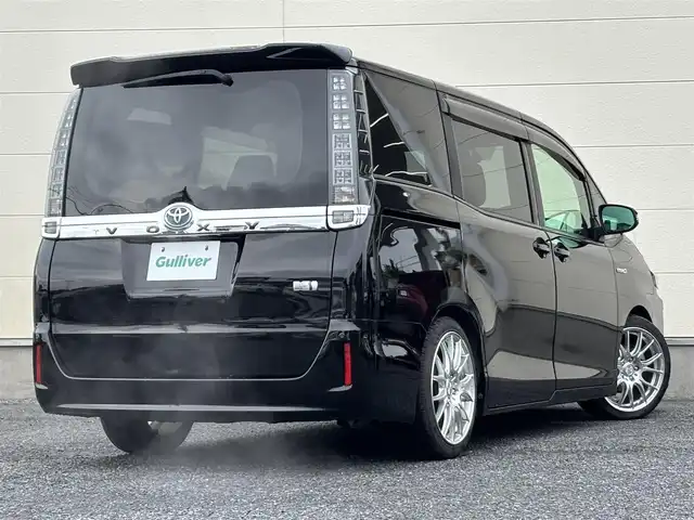 トヨタ ヴォクシー ハイブリッド V 茨城県 2016(平28)年 7.2万km ブラック 10型純正ナビ（AM/FM/TV/Bluetooth/HDMI)/フリップダウンモニター/トヨタセーフティセンスC（衝突回避支援パッケージ）/・プリクラッシュセーフティシステム/・レーンディパーチャーアラート/・オートマチックハイビーム/先行車発進告知機能/前後ドライブレコーダー/シートヒーター/ビルトインETC/クルーズコントロール/LEDヘッドライト/両側パワースライドドア/オートマチックハイビーム/オートライト/純正フロアマット/衝突被害軽減システム/レーンキープアシスト/スペアキー/保証書/取扱説明書