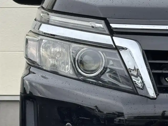 トヨタ ヴォクシー ハイブリッド V 茨城県 2016(平28)年 7.2万km ブラック 10型純正ナビ（AM/FM/TV/Bluetooth/HDMI)/フリップダウンモニター/トヨタセーフティセンスC（衝突回避支援パッケージ）/・プリクラッシュセーフティシステム/・レーンディパーチャーアラート/・オートマチックハイビーム/先行車発進告知機能/前後ドライブレコーダー/シートヒーター/ビルトインETC/クルーズコントロール/LEDヘッドライト/両側パワースライドドア/オートマチックハイビーム/オートライト/純正フロアマット/衝突被害軽減システム/レーンキープアシスト/スペアキー/保証書/取扱説明書