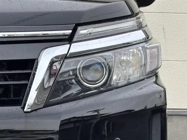 トヨタ ヴォクシー ハイブリッド V 茨城県 2016(平28)年 7.2万km ブラック 10型純正ナビ（AM/FM/TV/Bluetooth/HDMI)/フリップダウンモニター/トヨタセーフティセンスC（衝突回避支援パッケージ）/・プリクラッシュセーフティシステム/・レーンディパーチャーアラート/・オートマチックハイビーム/先行車発進告知機能/前後ドライブレコーダー/シートヒーター/ビルトインETC/クルーズコントロール/LEDヘッドライト/両側パワースライドドア/オートマチックハイビーム/オートライト/純正フロアマット/衝突被害軽減システム/レーンキープアシスト/スペアキー/保証書/取扱説明書