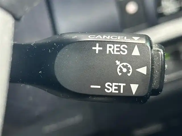 トヨタ ヴォクシー ハイブリッド V 茨城県 2016(平28)年 7.2万km ブラック 10型純正ナビ（AM/FM/TV/Bluetooth/HDMI)/フリップダウンモニター/トヨタセーフティセンスC（衝突回避支援パッケージ）/・プリクラッシュセーフティシステム/・レーンディパーチャーアラート/・オートマチックハイビーム/先行車発進告知機能/前後ドライブレコーダー/シートヒーター/ビルトインETC/クルーズコントロール/LEDヘッドライト/両側パワースライドドア/オートマチックハイビーム/オートライト/純正フロアマット/衝突被害軽減システム/レーンキープアシスト/スペアキー/保証書/取扱説明書