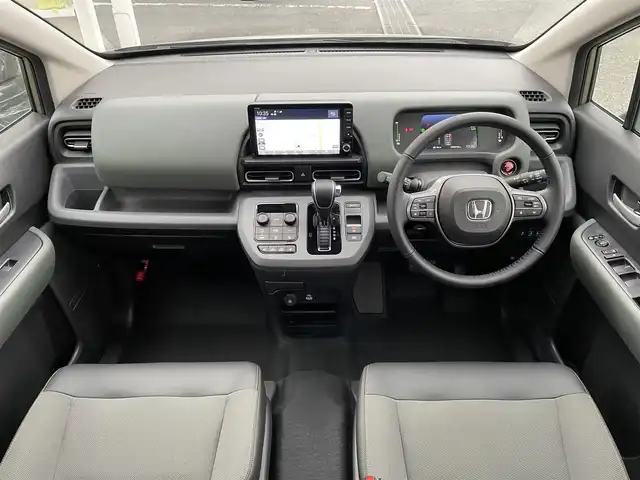 ホンダ フリード ハイブリット e:HEV クロスター 東京都 2025(令7)年 0.1千km ベージュ e:HEV クロスター　2LE40C3　6人　9インチナビ　LXM-242ZFNI(207680円)/登録済未使用車　/純正９型ナビ　/ホンダセンシング　/両側電動ドア　/ハーフレザー　/追従クルコン　/フルセグＴＶ　/Ｂｌｕｅｔｏｏｔｈ　/純正１５インチＡＷ　/LEDヘッド　/コーナーセンサー　/オートライト