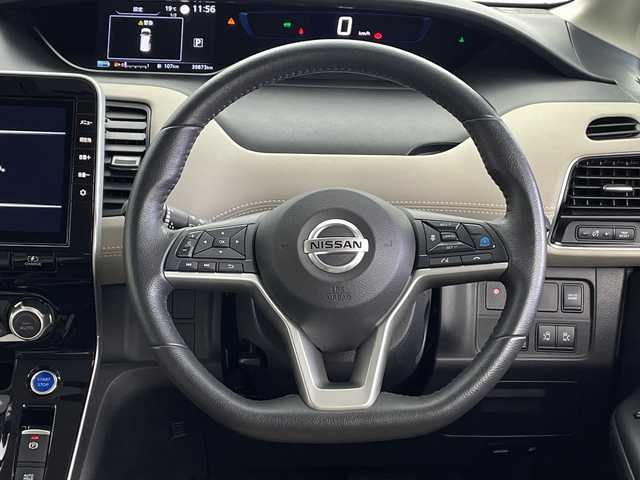 日産 セレナ e－パワー ハイウェイスター V 鹿児島県 2021(令3)年 4万km ブリリアントホワイトパール 2トーン 純正ナビ/（AM/FM/CD/DVD/Bluetooth)/フルセグTV/アラウンドビューモニター/フリップダウンモニター/プロパイロット/両側パワースライドドア/ハンズフリーオートスライド/前席シートヒーター/ステアリングヒーター/ステアリングリモコン/横滑り防止/衝突被害軽減ブレーキ/クルーズコントロール/レーンキープアシスト/オートライト/前後コーナーセンサー/LEDヘッドライト/フォグランプ/フロアマット/純正15インチアルミ/プッシュスタート