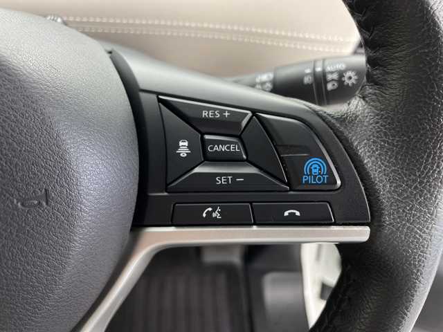 日産 セレナ e－パワー ハイウェイスター V 鹿児島県 2021(令3)年 4万km ブリリアントホワイトパール 2トーン 純正ナビ/（AM/FM/CD/DVD/Bluetooth)/フルセグTV/アラウンドビューモニター/フリップダウンモニター/プロパイロット/両側パワースライドドア/ハンズフリーオートスライド/前席シートヒーター/ステアリングヒーター/ステアリングリモコン/横滑り防止/衝突被害軽減ブレーキ/クルーズコントロール/レーンキープアシスト/オートライト/前後コーナーセンサー/LEDヘッドライト/フォグランプ/フロアマット/純正15インチアルミ/プッシュスタート