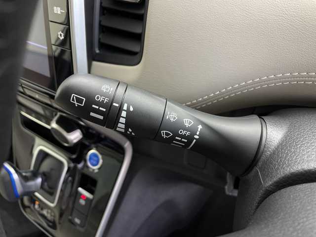 日産 セレナ e－パワー ハイウェイスター V 鹿児島県 2021(令3)年 4万km ブリリアントホワイトパール 2トーン 純正ナビ/（AM/FM/CD/DVD/Bluetooth)/フルセグTV/アラウンドビューモニター/フリップダウンモニター/プロパイロット/両側パワースライドドア/ハンズフリーオートスライド/前席シートヒーター/ステアリングヒーター/ステアリングリモコン/横滑り防止/衝突被害軽減ブレーキ/クルーズコントロール/レーンキープアシスト/オートライト/前後コーナーセンサー/LEDヘッドライト/フォグランプ/フロアマット/純正15インチアルミ/プッシュスタート