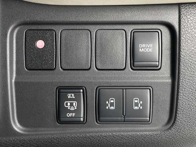 日産 セレナ e－パワー ハイウェイスター V 鹿児島県 2021(令3)年 4万km ブリリアントホワイトパール 2トーン 純正ナビ/（AM/FM/CD/DVD/Bluetooth)/フルセグTV/アラウンドビューモニター/フリップダウンモニター/プロパイロット/両側パワースライドドア/ハンズフリーオートスライド/前席シートヒーター/ステアリングヒーター/ステアリングリモコン/横滑り防止/衝突被害軽減ブレーキ/クルーズコントロール/レーンキープアシスト/オートライト/前後コーナーセンサー/LEDヘッドライト/フォグランプ/フロアマット/純正15インチアルミ/プッシュスタート