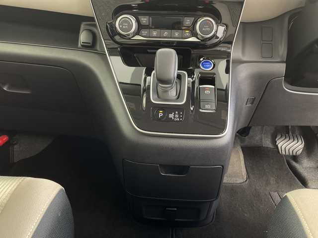 日産 セレナ e－パワー ハイウェイスター V 鹿児島県 2021(令3)年 4万km ブリリアントホワイトパール 2トーン 純正ナビ/（AM/FM/CD/DVD/Bluetooth)/フルセグTV/アラウンドビューモニター/フリップダウンモニター/プロパイロット/両側パワースライドドア/ハンズフリーオートスライド/前席シートヒーター/ステアリングヒーター/ステアリングリモコン/横滑り防止/衝突被害軽減ブレーキ/クルーズコントロール/レーンキープアシスト/オートライト/前後コーナーセンサー/LEDヘッドライト/フォグランプ/フロアマット/純正15インチアルミ/プッシュスタート