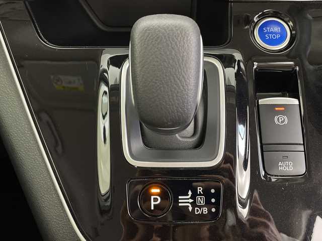 日産 セレナ e－パワー ハイウェイスター V 鹿児島県 2021(令3)年 4万km ブリリアントホワイトパール 2トーン 純正ナビ/（AM/FM/CD/DVD/Bluetooth)/フルセグTV/アラウンドビューモニター/フリップダウンモニター/プロパイロット/両側パワースライドドア/ハンズフリーオートスライド/前席シートヒーター/ステアリングヒーター/ステアリングリモコン/横滑り防止/衝突被害軽減ブレーキ/クルーズコントロール/レーンキープアシスト/オートライト/前後コーナーセンサー/LEDヘッドライト/フォグランプ/フロアマット/純正15インチアルミ/プッシュスタート