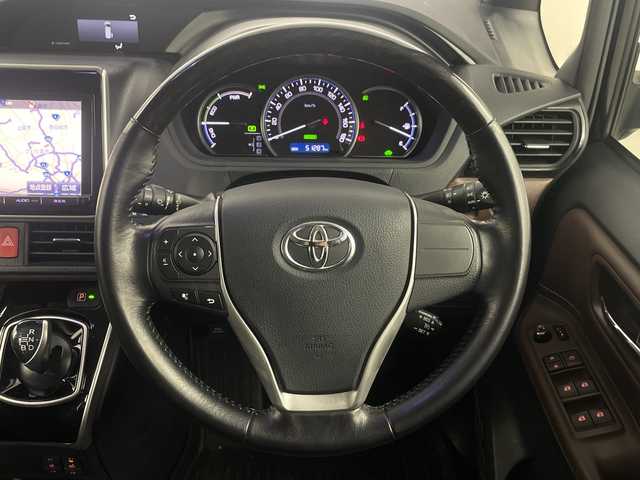 トヨタ エスクァイア ハイブリッド Gi 埼玉県 2015(平27)年 5.2万km スパークリングブラックパールクリスタルシャイン 純正9インチナビ　NSZT-Y64T/(Bluetooth/CD/DVD/AM/FM)/地デジフルセグ/バックカメラ/前後ドライブレコーダー/ETC/クルーズコントロール/運転席・助手席シートヒーター/ワイヤレス充電/プッシュスタート/ステアリングリモコン/両側パワースライドドア/ロールサンシェード/ウィンカーミラー/電動格納ミラー/フロントフォグランプ/純正フロアマット/純正ドアバイザー/純正15インチアルミホイール