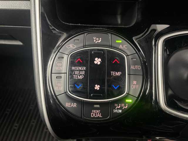 トヨタ エスクァイア ハイブリッド Gi 埼玉県 2015(平27)年 5.2万km スパークリングブラックパールクリスタルシャイン 純正9インチナビ　NSZT-Y64T/(Bluetooth/CD/DVD/AM/FM)/地デジフルセグ/バックカメラ/前後ドライブレコーダー/ETC/クルーズコントロール/運転席・助手席シートヒーター/ワイヤレス充電/プッシュスタート/ステアリングリモコン/両側パワースライドドア/ロールサンシェード/ウィンカーミラー/電動格納ミラー/フロントフォグランプ/純正フロアマット/純正ドアバイザー/純正15インチアルミホイール