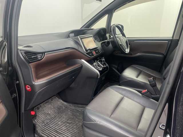 トヨタ エスクァイア ハイブリッド Gi 埼玉県 2015(平27)年 5.2万km スパークリングブラックパールクリスタルシャイン 純正9インチナビ　NSZT-Y64T/(Bluetooth/CD/DVD/AM/FM)/地デジフルセグ/バックカメラ/前後ドライブレコーダー/ETC/クルーズコントロール/運転席・助手席シートヒーター/ワイヤレス充電/プッシュスタート/ステアリングリモコン/両側パワースライドドア/ロールサンシェード/ウィンカーミラー/電動格納ミラー/フロントフォグランプ/純正フロアマット/純正ドアバイザー/純正15インチアルミホイール