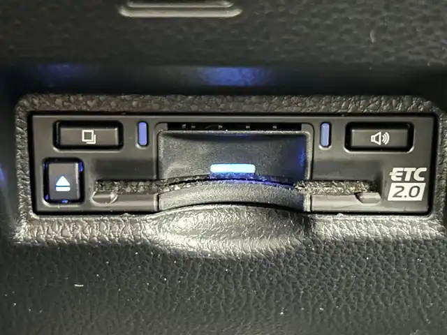 トヨタ ノア S－Z 熊本県 2022(令4)年 0.9万km ホワイトパールクリスタルシャイン 禁煙車　/モデリスタエアロ（Ｆ）/純正１０．５インチディスプレイオーディオ（ApplCarPlay・AndroidAuto・フルセグ・BT・HDMI・USB）　/純正13.2インチフリップダウンモニター　/レーダークルーズコントロール/バックカメラ　/ＥＴＣ２．０　/両側パワースライドドア　/前後クリアランスソナー　/前席シートヒーター/衝突軽減ブレーキ/駐車時支援パーキングサポートシステム/レーンキープアシスト/横滑り防止/前後クリアランスソナー/パーキングアシスト/ハーフレザーシート/社外フロアマット/純正17インチAW/オートライト/オートマチックハイビーム/フォグライト/スマートキー/プッシュスタート/スペアキー1本/保証書/取扱説明書