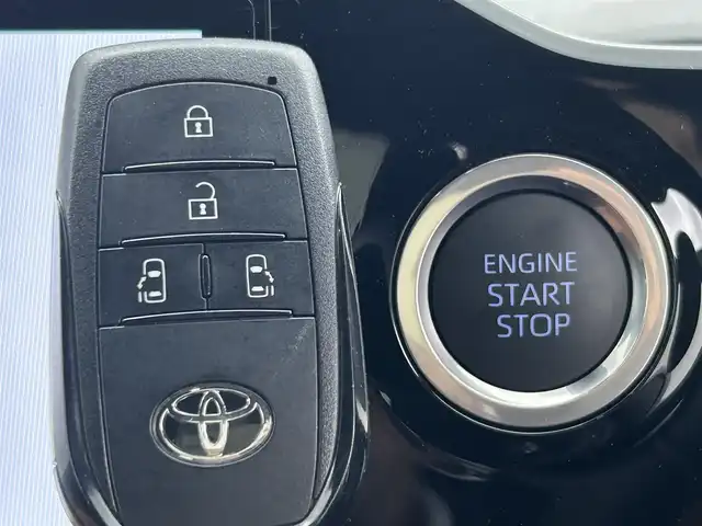 トヨタ ノア S－Z 熊本県 2022(令4)年 0.9万km ホワイトパールクリスタルシャイン 禁煙車　/モデリスタエアロ（Ｆ）/純正１０．５インチディスプレイオーディオ（ApplCarPlay・AndroidAuto・フルセグ・BT・HDMI・USB）　/純正13.2インチフリップダウンモニター　/レーダークルーズコントロール/バックカメラ　/ＥＴＣ２．０　/両側パワースライドドア　/前後クリアランスソナー　/前席シートヒーター/衝突軽減ブレーキ/駐車時支援パーキングサポートシステム/レーンキープアシスト/横滑り防止/前後クリアランスソナー/パーキングアシスト/ハーフレザーシート/社外フロアマット/純正17インチAW/オートライト/オートマチックハイビーム/フォグライト/スマートキー/プッシュスタート/スペアキー1本/保証書/取扱説明書