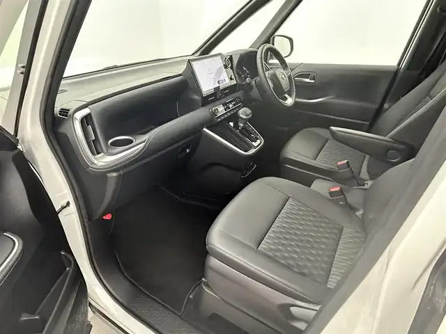 トヨタ ノア S－Z 熊本県 2022(令4)年 0.9万km ホワイトパールクリスタルシャイン 禁煙車　/モデリスタエアロ（Ｆ）/純正１０．５インチディスプレイオーディオ（ApplCarPlay・AndroidAuto・フルセグ・BT・HDMI・USB）　/純正13.2インチフリップダウンモニター　/レーダークルーズコントロール/バックカメラ　/ＥＴＣ２．０　/両側パワースライドドア　/前後クリアランスソナー　/前席シートヒーター/衝突軽減ブレーキ/駐車時支援パーキングサポートシステム/レーンキープアシスト/横滑り防止/前後クリアランスソナー/パーキングアシスト/ハーフレザーシート/社外フロアマット/純正17インチAW/オートライト/オートマチックハイビーム/フォグライト/スマートキー/プッシュスタート/スペアキー1本/保証書/取扱説明書