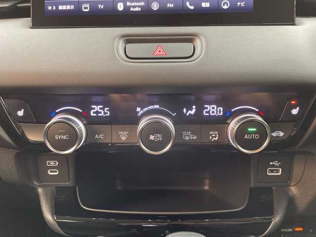 ホンダ ヴェゼル ハイブリッド e:HEV Z 富山県 2024(令6)年 1.7万km プレミアムサンライトホワイトパール ４WD/純正ナビ9インチ/（BT/CD/DVD/FM/AM/USB/Apple Car Play/Android Auto)/フルセグTV/プレミアムサウンド/全方位カメラ/バックカメラ/衝突被害軽減ブレーキ/横滑り防止装置/盗難防止装置/アダプティブクルーズコントロール/レーンキープアシスト/ブラインドスポットモニター/オートマチッックハイビーム/ダウンヒルアシストコントロール/電動リアゲート/置くだけ充電（ワイヤレス充電）/シートヒーター/ETC/ドライブレコーダー前後/スマートキー/プッシュスタート/ドアバイザー