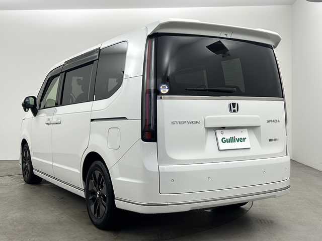 ホンダ ステップワゴン スパーダ eHEV 兵庫県 2022(令4)年 1.2万km プラチナホワイトパール ・純正８インチメモリナビ/CD/DVD/SD/TV/BT/・マルチビューカメラシステム/・ビルトインETC/・ブラインドスポットインフォメーション/・Honda SENSING/・衝突軽減ブレーキ（CMBS）/・誤発進抑制機能/・後方誤発進抑制機能/・近距離衝突軽減ブレーキ/・歩行者事故低減ステアリング/・路外逸脱抑制機能/・渋滞追従機能付アダプティブクルーズコントロール（ACC）/・車線維持支援システム（LKAS）/・トラフィックジャムアシスト（渋滞運転支援機能）/・先行車発進お知らせ機能/・標識認識機能/・オートハイビーム/・アダプティブドライビングビーム/・パワーテールゲート(メモリー機能付)/・ハーフレザーシート/・2列目オットマン/・運転席＆助手席シートヒーター/・トリプルゾーンコントロール・フルオートエアコンディショナー/・コンビシート/・16インチアルミホイール(SPADA専用)/・減速セレクター/・全列USBチャージャー