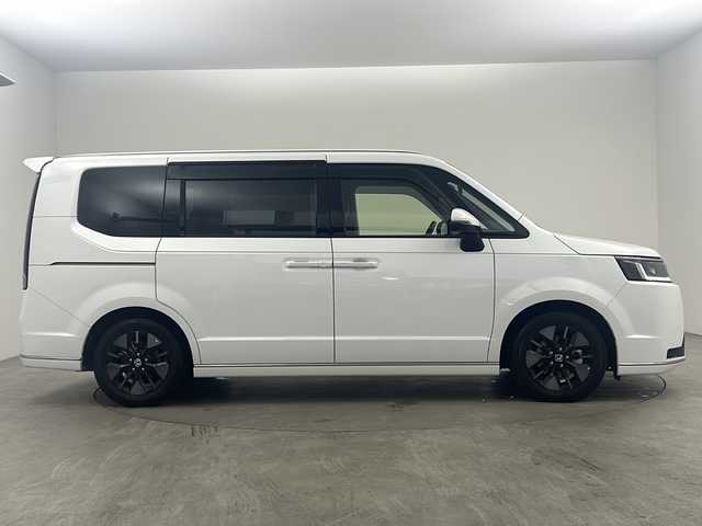 ホンダ ステップワゴン スパーダ eHEV 兵庫県 2022(令4)年 1.2万km プラチナホワイトパール ・純正８インチメモリナビ/CD/DVD/SD/TV/BT/・マルチビューカメラシステム/・ビルトインETC/・ブラインドスポットインフォメーション/・Honda SENSING/・衝突軽減ブレーキ（CMBS）/・誤発進抑制機能/・後方誤発進抑制機能/・近距離衝突軽減ブレーキ/・歩行者事故低減ステアリング/・路外逸脱抑制機能/・渋滞追従機能付アダプティブクルーズコントロール（ACC）/・車線維持支援システム（LKAS）/・トラフィックジャムアシスト（渋滞運転支援機能）/・先行車発進お知らせ機能/・標識認識機能/・オートハイビーム/・アダプティブドライビングビーム/・パワーテールゲート(メモリー機能付)/・ハーフレザーシート/・2列目オットマン/・運転席＆助手席シートヒーター/・トリプルゾーンコントロール・フルオートエアコンディショナー/・コンビシート/・16インチアルミホイール(SPADA専用)/・減速セレクター/・全列USBチャージャー