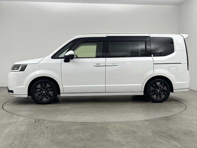 ホンダ ステップワゴン スパーダ eHEV 兵庫県 2022(令4)年 1.2万km プラチナホワイトパール ・純正８インチメモリナビ/CD/DVD/SD/TV/BT/・マルチビューカメラシステム/・ビルトインETC/・ブラインドスポットインフォメーション/・Honda SENSING/・衝突軽減ブレーキ（CMBS）/・誤発進抑制機能/・後方誤発進抑制機能/・近距離衝突軽減ブレーキ/・歩行者事故低減ステアリング/・路外逸脱抑制機能/・渋滞追従機能付アダプティブクルーズコントロール（ACC）/・車線維持支援システム（LKAS）/・トラフィックジャムアシスト（渋滞運転支援機能）/・先行車発進お知らせ機能/・標識認識機能/・オートハイビーム/・アダプティブドライビングビーム/・パワーテールゲート(メモリー機能付)/・ハーフレザーシート/・2列目オットマン/・運転席＆助手席シートヒーター/・トリプルゾーンコントロール・フルオートエアコンディショナー/・コンビシート/・16インチアルミホイール(SPADA専用)/・減速セレクター/・全列USBチャージャー