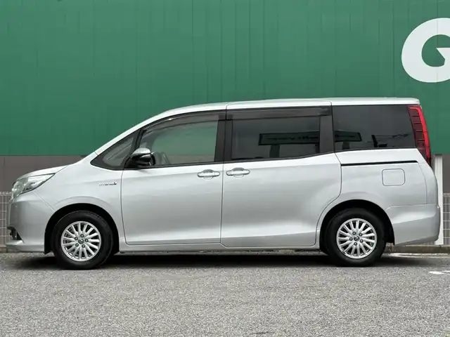 トヨタ ノア ハイブリッド G 千葉県 2015(平27)年 2.9万km シルバーM 純正SDナビ（AM/FM/CD/DVD/フルセグTV/Bluetooth）/バックカメラ/ドライブレコーダー/クルーズコントロール/ワイヤレス充電器（置くだけ充電）/片側パワースライドドア/ETC/純正ホイール/LEDヘッドライト/WAC/プッシュスタート/スペアキー/保証書/取り扱い説明書