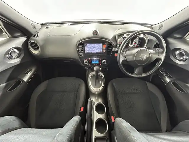 日産 ジューク 15RX タイプV 佐賀県 2012(平24)年 5.2万km ダイヤモンドシルバー 純正7インチナビ/ワンセグTV/Bluetooth/CD/DVD/バックカメラ/ETC/革巻きステアリング/オートエアコン/オートライト/フォグランプ/フロアマット/ドアバイザー/電動格納ミラー/プッシュスタート/スマートキー/スペアキー1本