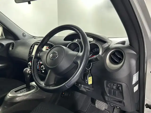 日産 ジューク 15RX タイプV 佐賀県 2012(平24)年 5.2万km ダイヤモンドシルバー 純正7インチナビ/ワンセグTV/Bluetooth/CD/DVD/バックカメラ/ETC/革巻きステアリング/オートエアコン/オートライト/フォグランプ/フロアマット/ドアバイザー/電動格納ミラー/プッシュスタート/スマートキー/スペアキー1本