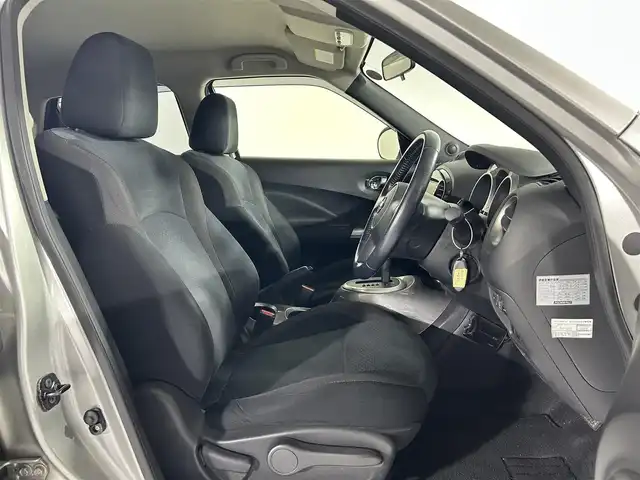 日産 ジューク 15RX タイプV 佐賀県 2012(平24)年 5.2万km ダイヤモンドシルバー 純正7インチナビ/ワンセグTV/Bluetooth/CD/DVD/バックカメラ/ETC/革巻きステアリング/オートエアコン/オートライト/フォグランプ/フロアマット/ドアバイザー/電動格納ミラー/プッシュスタート/スマートキー/スペアキー1本