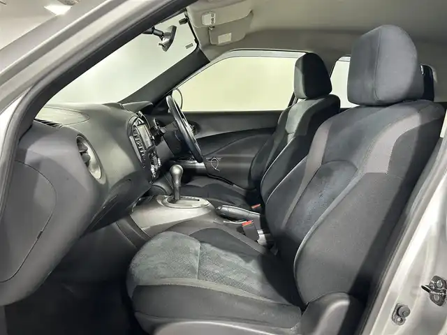 日産 ジューク 15RX タイプV 佐賀県 2012(平24)年 5.2万km ダイヤモンドシルバー 純正7インチナビ/ワンセグTV/Bluetooth/CD/DVD/バックカメラ/ETC/革巻きステアリング/オートエアコン/オートライト/フォグランプ/フロアマット/ドアバイザー/電動格納ミラー/プッシュスタート/スマートキー/スペアキー1本