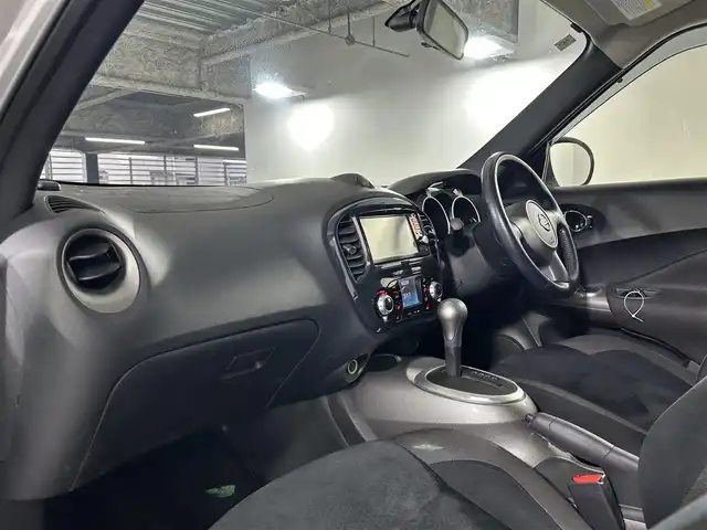 日産 ジューク 15RX タイプV 佐賀県 2012(平24)年 5.2万km ダイヤモンドシルバー 純正7インチナビ/ワンセグTV/Bluetooth/CD/DVD/バックカメラ/ETC/革巻きステアリング/オートエアコン/オートライト/フォグランプ/フロアマット/ドアバイザー/電動格納ミラー/プッシュスタート/スマートキー/スペアキー1本