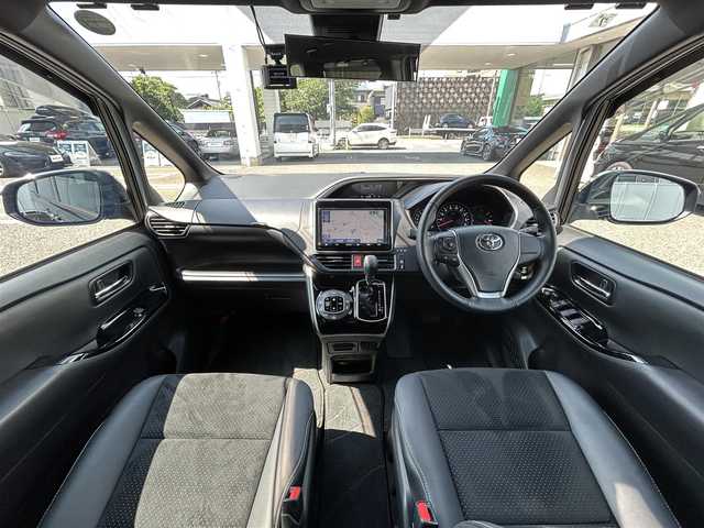 トヨタ ヴォクシー ZS 煌Ⅲ 愛知県 2021(令3)年 1.3万km ブラック 純正ディーラーナビ（AM/FM/CD/DVD/BT/フルセグTV）/クルーズコントロール/パーキングサポートブレーキ/クリアランスソナー/レーンディパーチャーアラート/先行車発進告知/ハーフレザーシート/ETC/プッシュスタート/Wエアコン/サイドシェード/純正16インチアルミホイール/ステアリングスイッチ/LEDヘッドランプ/フォグランプ/ナノイー/純正フロアマット/取説/保証書/スペアキー/電動格納ドアミラー