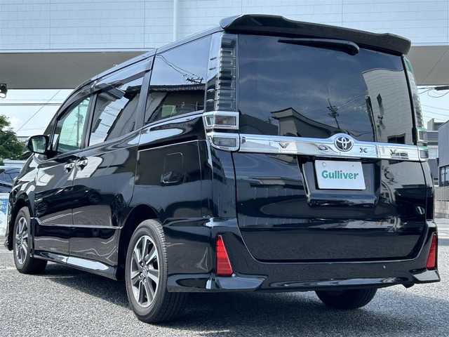 トヨタ ヴォクシー ZS 煌Ⅲ 愛知県 2021(令3)年 1.3万km ブラック 純正ディーラーナビ（AM/FM/CD/DVD/BT/フルセグTV）/クルーズコントロール/パーキングサポートブレーキ/クリアランスソナー/レーンディパーチャーアラート/先行車発進告知/ハーフレザーシート/ETC/プッシュスタート/Wエアコン/サイドシェード/純正16インチアルミホイール/ステアリングスイッチ/LEDヘッドランプ/フォグランプ/ナノイー/純正フロアマット/取説/保証書/スペアキー/電動格納ドアミラー
