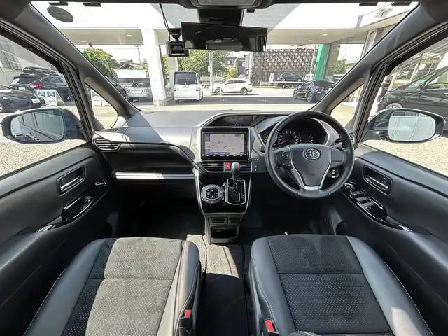 トヨタ ヴォクシー ZS 煌Ⅲ 愛知県 2021(令3)年 1.3万km ブラック 純正ディーラーナビ（AM/FM/CD/DVD/BT/フルセグTV）/クルーズコントロール/パーキングサポートブレーキ/クリアランスソナー/レーンディパーチャーアラート/先行車発進告知/ハーフレザーシート/ETC/プッシュスタート/Wエアコン/サイドシェード/純正16インチアルミホイール/ステアリングスイッチ/LEDヘッドランプ/フォグランプ/ナノイー/純正フロアマット/取説/保証書/スペアキー/電動格納ドアミラー