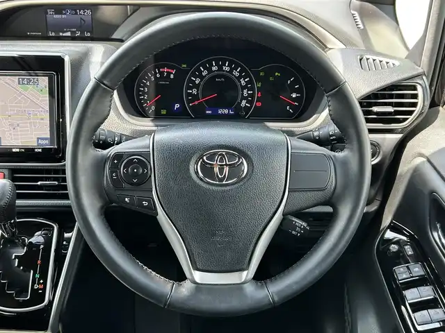 トヨタ ヴォクシー ZS 煌Ⅲ 愛知県 2021(令3)年 1.3万km ブラック 純正ディーラーナビ（AM/FM/CD/DVD/BT/フルセグTV）/クルーズコントロール/パーキングサポートブレーキ/クリアランスソナー/レーンディパーチャーアラート/先行車発進告知/ハーフレザーシート/ETC/プッシュスタート/Wエアコン/サイドシェード/純正16インチアルミホイール/ステアリングスイッチ/LEDヘッドランプ/フォグランプ/ナノイー/純正フロアマット/取説/保証書/スペアキー/電動格納ドアミラー