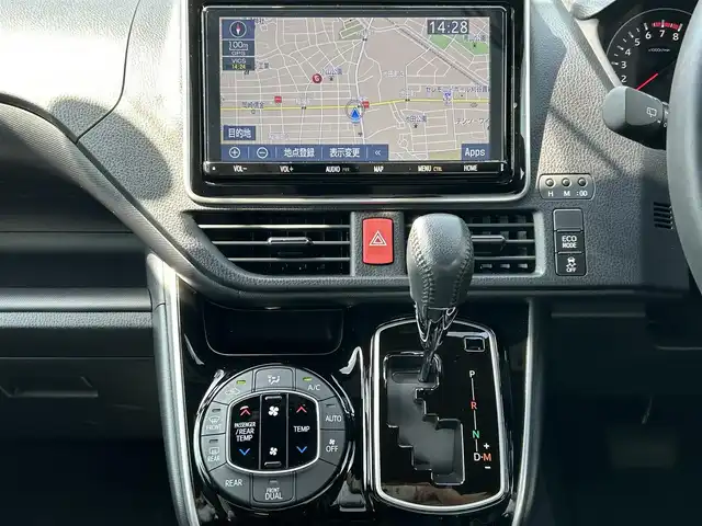 トヨタ ヴォクシー ZS 煌Ⅲ 愛知県 2021(令3)年 1.3万km ブラック 純正ディーラーナビ（AM/FM/CD/DVD/BT/フルセグTV）/クルーズコントロール/パーキングサポートブレーキ/クリアランスソナー/レーンディパーチャーアラート/先行車発進告知/ハーフレザーシート/ETC/プッシュスタート/Wエアコン/サイドシェード/純正16インチアルミホイール/ステアリングスイッチ/LEDヘッドランプ/フォグランプ/ナノイー/純正フロアマット/取説/保証書/スペアキー/電動格納ドアミラー
