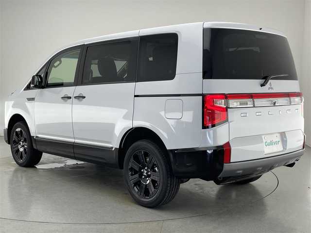 三菱 デリカＤ：５ シャモニー 愛知県 2025(令7)年 0.1万km未満 白Ⅱ CHAMONIX (7人)　4WD　e-Assist/オリジナルナビ取付パッケージ＋リアモニター取付パッケージ(25/300)　ステップレス　（7人）D:5専用11型ナビゲーション(322/300)　12.8型後席用モニター(143/550円)/登録済未使用車　アルパイン１１型ナビ　フルセグＴＶ　全方位カメラ　アルパイン１２．８型後席モニター　衝突軽減　追従クルコン　パワーバックドア　シートヒーター　黒ハーフレザー　ＢＳＭ　電動シート　禁煙車