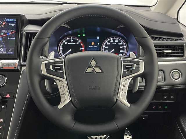 三菱 デリカＤ：５ シャモニー 愛知県 2025(令7)年 0.1万km未満 白Ⅱ CHAMONIX (7人)　4WD　e-Assist/オリジナルナビ取付パッケージ＋リアモニター取付パッケージ(25/300)　ステップレス　（7人）D:5専用11型ナビゲーション(322/300)　12.8型後席用モニター(143/550円)/登録済未使用車　アルパイン１１型ナビ　フルセグＴＶ　全方位カメラ　アルパイン１２．８型後席モニター　衝突軽減　追従クルコン　パワーバックドア　シートヒーター　黒ハーフレザー　ＢＳＭ　電動シート　禁煙車