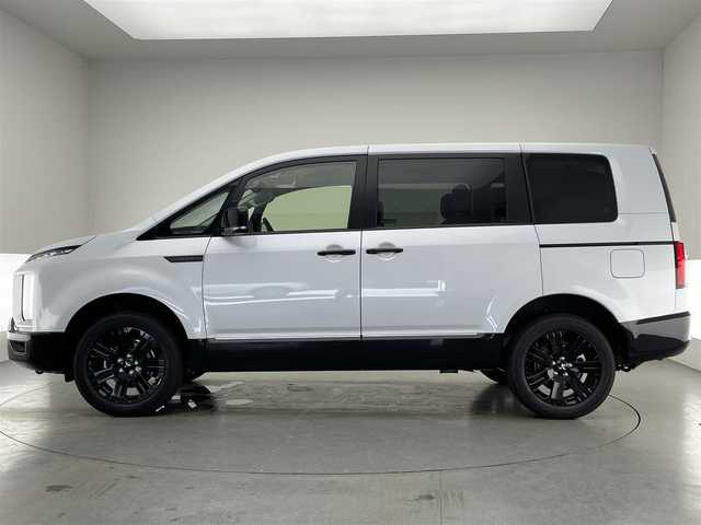 三菱 デリカＤ：５ シャモニー 愛知県 2025(令7)年 0.1万km未満 白Ⅱ CHAMONIX (7人)　4WD　e-Assist/オリジナルナビ取付パッケージ＋リアモニター取付パッケージ(25/300)　ステップレス　（7人）D:5専用11型ナビゲーション(322/300)　12.8型後席用モニター(143/550円)/登録済未使用車　アルパイン１１型ナビ　フルセグＴＶ　全方位カメラ　アルパイン１２．８型後席モニター　衝突軽減　追従クルコン　パワーバックドア　シートヒーター　黒ハーフレザー　ＢＳＭ　電動シート　禁煙車