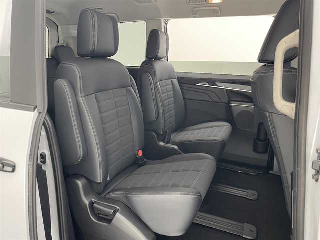 三菱 デリカＤ：５ シャモニー 愛知県 2025(令7)年 0.1万km未満 白Ⅱ CHAMONIX (7人)　4WD　e-Assist/オリジナルナビ取付パッケージ＋リアモニター取付パッケージ(25/300)　ステップレス　（7人）D:5専用11型ナビゲーション(322/300)　12.8型後席用モニター(143/550円)/登録済未使用車　アルパイン１１型ナビ　フルセグＴＶ　全方位カメラ　アルパイン１２．８型後席モニター　衝突軽減　追従クルコン　パワーバックドア　シートヒーター　黒ハーフレザー　ＢＳＭ　電動シート　禁煙車