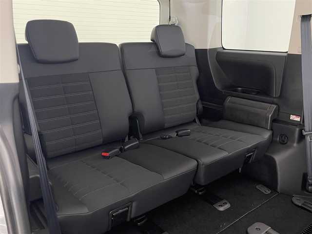 三菱 デリカＤ：５ シャモニー 愛知県 2025(令7)年 0.1万km未満 白Ⅱ CHAMONIX (7人)　4WD　e-Assist/オリジナルナビ取付パッケージ＋リアモニター取付パッケージ(25/300)　ステップレス　（7人）D:5専用11型ナビゲーション(322/300)　12.8型後席用モニター(143/550円)/登録済未使用車　アルパイン１１型ナビ　フルセグＴＶ　全方位カメラ　アルパイン１２．８型後席モニター　衝突軽減　追従クルコン　パワーバックドア　シートヒーター　黒ハーフレザー　ＢＳＭ　電動シート　禁煙車