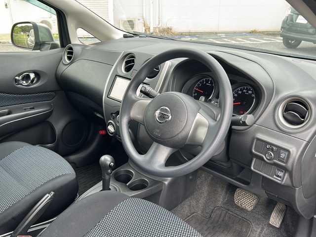 日産 ノート X 千葉県 2013(平25)年 6.3万km ダークメタルグレー ナビ　ＭＭ１１２－Ｗ　バックカメラ　ＣＤ　ＴＶ　ＩＰＯＤＳ　ＥＴＣ　前方ドライブレコーダー　オートライト機能　スマートキー　プッシュスタート Ｗエアバッグ 純正フロアマット　社外１５インチブラックＡＷ