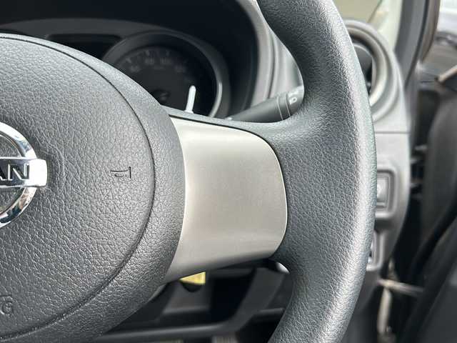 日産 ノート X 千葉県 2013(平25)年 6.3万km ダークメタルグレー ナビ　ＭＭ１１２－Ｗ　バックカメラ　ＣＤ　ＴＶ　ＩＰＯＤＳ　ＥＴＣ　前方ドライブレコーダー　オートライト機能　スマートキー　プッシュスタート Ｗエアバッグ 純正フロアマット　社外１５インチブラックＡＷ