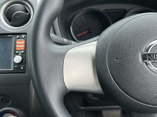 日産 ノート X 千葉県 2013(平25)年 6.3万km ダークメタルグレー ナビ　ＭＭ１１２－Ｗ　バックカメラ　ＣＤ　ＴＶ　ＩＰＯＤＳ　ＥＴＣ　前方ドライブレコーダー　オートライト機能　スマートキー　プッシュスタート Ｗエアバッグ 純正フロアマット　社外１５インチブラックＡＷ
